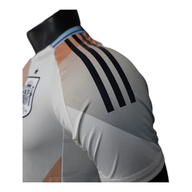 Camisa Seleção Espanha Eurocopa II 25/26 - Jogador Adidas Masculina - Branca com detalhes em rosa e azul