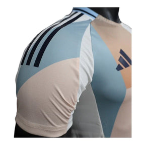 Camisa Seleção Espanha Eurocopa II 25/26 - Jogador Adidas Masculina - Branca com detalhes em rosa e azul